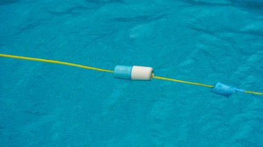 Seçici odak noktasında havuzun derin işaret numarası