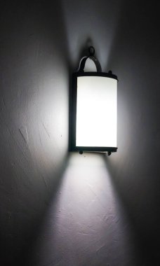 Seçici odak noktasında otel tasarımında zarif duvar lambası