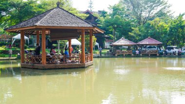 Nehrin yukarısındaki tahta çardağın dışında.