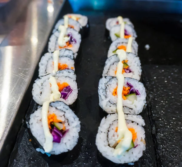 Imagen Recortada Persona Sosteniendo Sushi Mesa Enfoque Selectivo —  Fotos de Stock