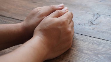 Asyalı adam Seçici odak noktasında birçok duyguda el