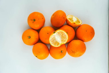 Portakal meyvesi izole edilmiş. Beyaz arka planda turuncu turunçgil. Portakallı meyve takımı. Tam alan derinliği. kırpma yolu ile.