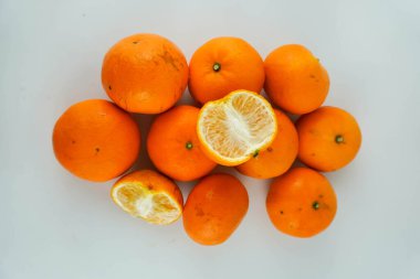 Portakal meyvesi izole edilmiş. Beyaz arka planda turuncu turunçgil. Portakallı meyve takımı. Tam alan derinliği. kırpma yolu ile.