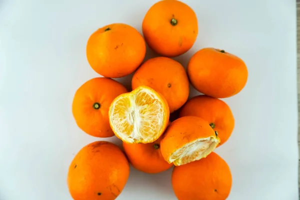 オレンジ果実は分離する 白を背景にオレンジの柑橘類 オレンジ色のフルーツセット フィールドの深さ クリッピングパスで — ストック写真