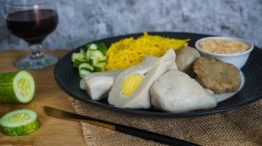 Cuko adında sirke soslu Pempek. Pempek, mpek-mpek veya empek-empek, Endonezya 'nın güneyinde Palembang, Güney Sumatera, Endonezya' dan balık ve tapyokadan yapılmış lezzetli bir Endonezya balık köftesi türüdür..