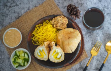 Cuko adında sirke soslu Pempek. Pempek, mpek-mpek veya empek-empek, Endonezya 'nın güneyinde Palembang, Güney Sumatera, Endonezya' dan balık ve tapyokadan yapılmış lezzetli bir Endonezya balık köftesi türüdür..