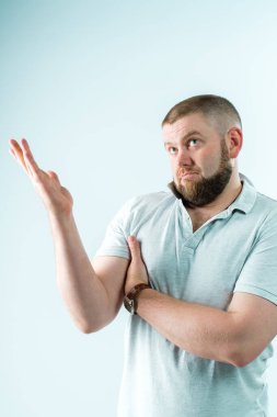 Sakallı bir adam düşünür ve bakar..