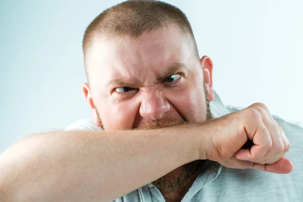 Kızgın adam kendini elinden ısırır.