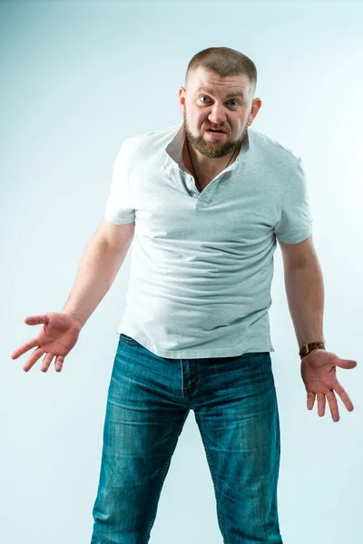 Kötü sakallı adam bir şeyden çok memnun değil. İşaret parmağını izleyiciye doğrultuyor..