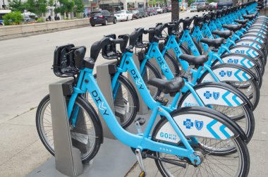 Chicago, Il - 11 Haziran 2015: Aptal bisikletler Kiralık Downtown Chicago Millenium Park yakınındaki. Pay sistem ABD'de en büyük Bisiklet.