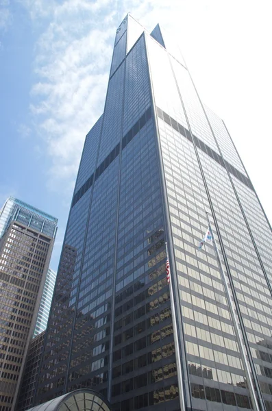 西尔斯塔-威利斯塔在芝加哥市中心。蓝蓝的天空和太阳正闪耀着. — 图库照片