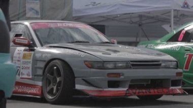 Kırmızı yarış araba park