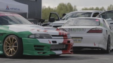 Kırmızı yarış araba park