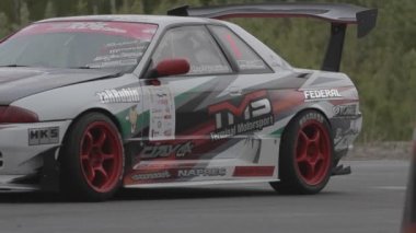 Kırmızı yarış araba park