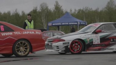 Kırmızı yarış araba park