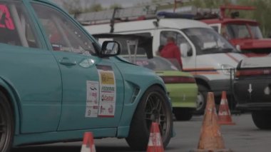 Kırmızı yarış araba park