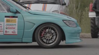 Kırmızı yarış araba park