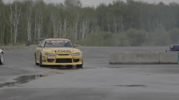 Red racing car on the parking — Stock Video