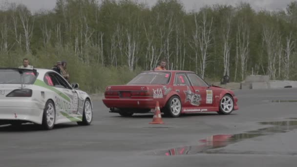 Röd racing bil på parkering — Stockvideo