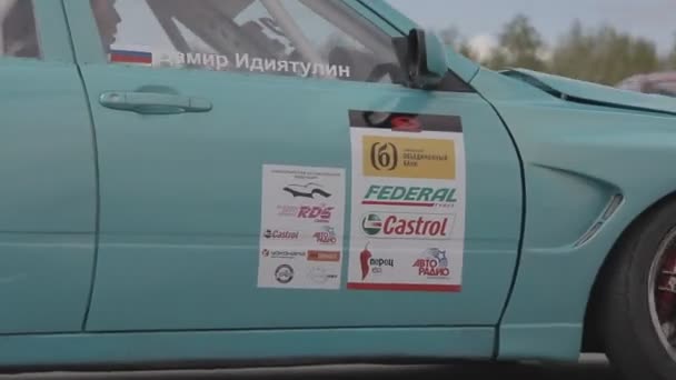 Coche de carreras rojo en el aparcamiento — Vídeo de stock