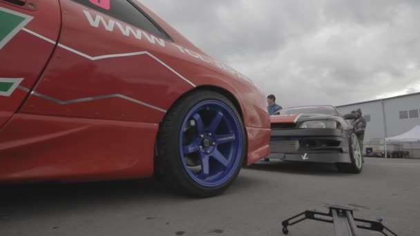 Auto da corsa nel parcheggio - filmata con dolly — Video Stock