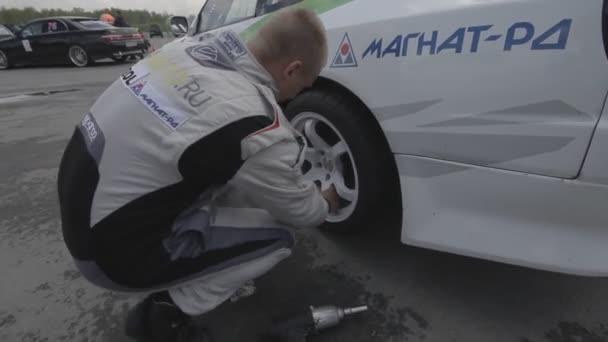 Reparação de carros de corrida - serviço de pneus — Vídeo de Stock