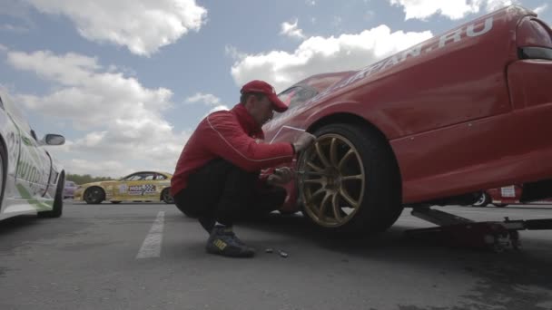 Carrera de reparación de coches - servicio de neumáticos — Vídeo de stock