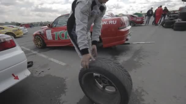 Carrera de reparación de coches - servicio de neumáticos — Vídeo de stock