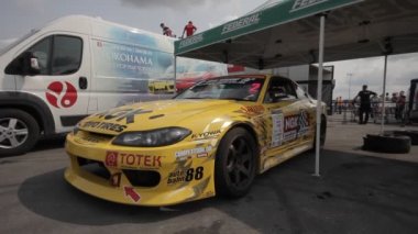 Sarı yarış arabası park yerinde - Dolly ile filme alındı.