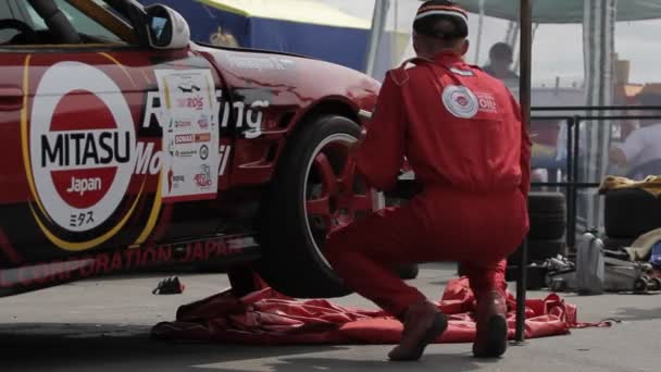 Race car repair - tire service — Stock Video