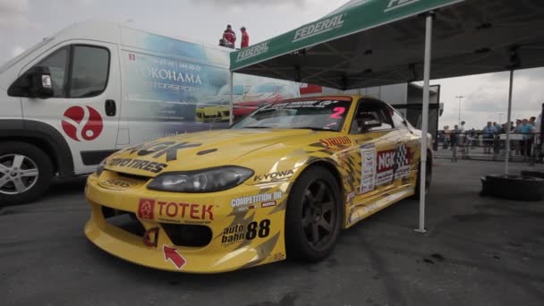 Coche de carreras amarillo en el aparcamiento - filmado con dolly — Vídeo de stock