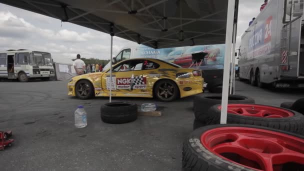 Coche de carreras amarillo en el aparcamiento - filmado con dolly — Vídeo de stock