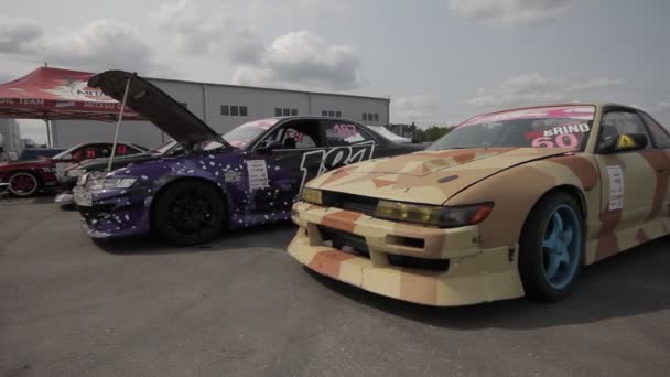 Racing bil på parkering - filmade med dolly — Stockvideo