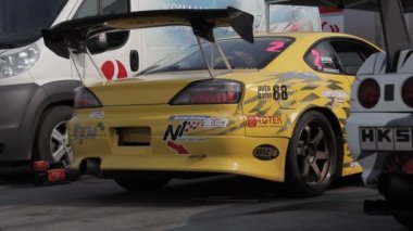 Sarı yarış otomobili Park üzerinde büyük spoiler ile