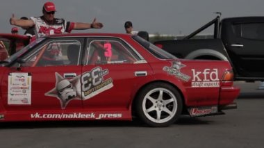 Kırmızı yarış araba park