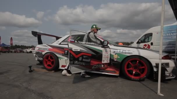 ドリーの撮影 - 駐車場で車をレーシング — ストック動画