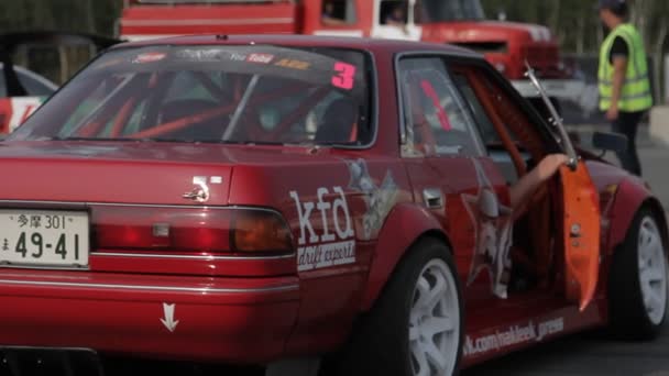 Červené závodní auto na parkoviště — Stock video