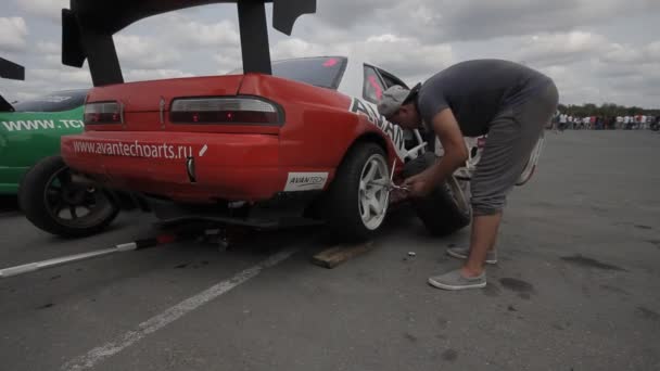 Race bil reparation - däck service — Stockvideo