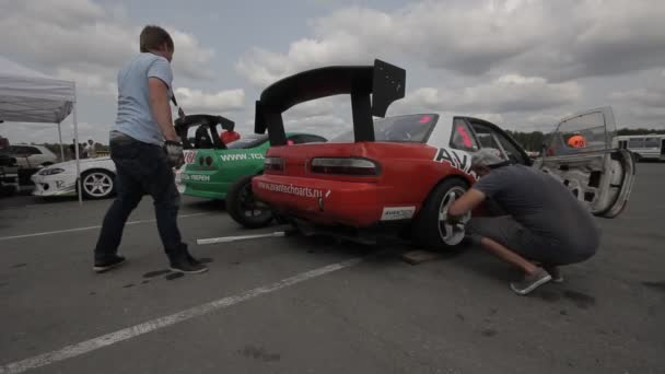 Reparação de carros de corrida - serviço de pneus — Vídeo de Stock