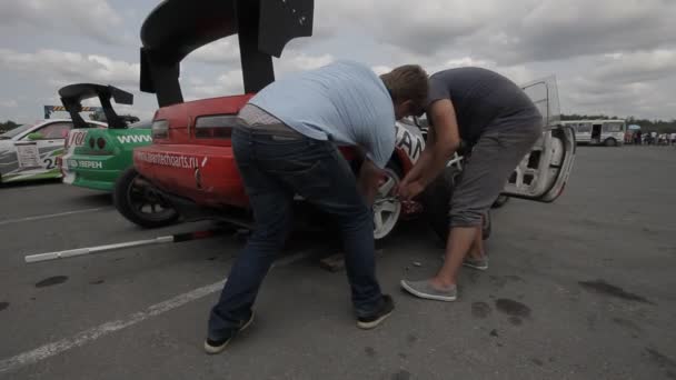 Reparação de carros de corrida - serviço de pneus — Vídeo de Stock