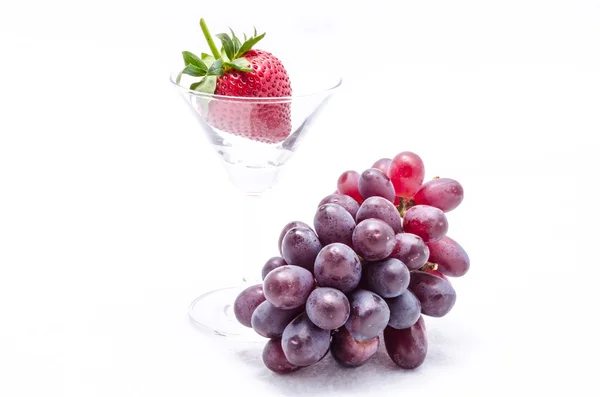 Красный виноград с клубникой . — стоковое фото
