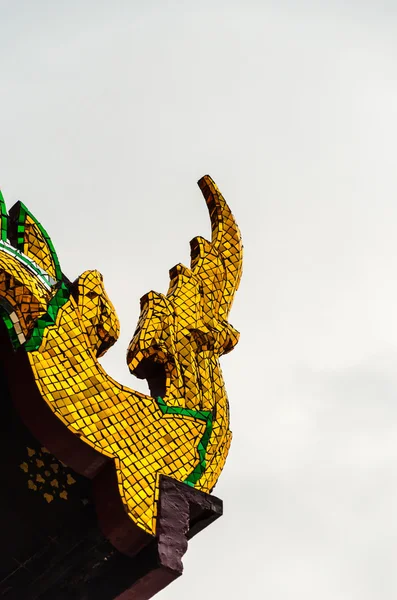 Naga statue on temple roof — Stock fotografie