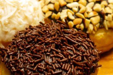 Çikolata serpiştirilmiş mini donut ve sığ odak