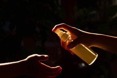 El dezenfektanı, dünyayı hastalıklardan ya da karanlık bir geçmişi olan Covid-19 konseptinden koru.