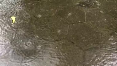 Çimento yüzeyine düşen yağmur damlaları