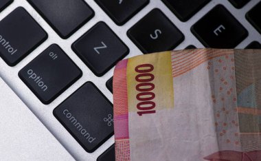 Endonezya para birimi, Rupiah, dizüstü bilgisayarda.