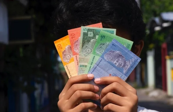Азійська Дитина Тримає Гроші Малайзії Перед Обличчям Вибраний Фокус Концепція — стокове фото
