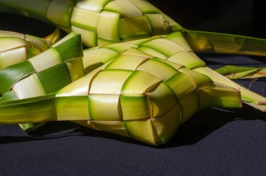 Ketupat Lebaran, dokunmuş hindistan cevizi yapraklarından oluşan elmas bir kapta paketlenmiş pirinç keki, Ramazan sonunda ve Kurban Bayramı 