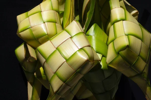 Ketupat Lebaran, dokunmuş hindistan cevizi yapraklarından oluşan elmas bir kapta paketlenmiş pirinç keki, Ramazan sonunda ve Kurban Bayramı 
