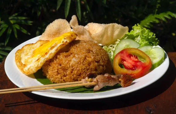 Nasi Goreng Arroz Frito Comida Tradicional Indonésia Com Ovo Galinha — Fotografia de Stock